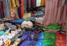 Pedagang pakaian di Pasar Manis Ciamis