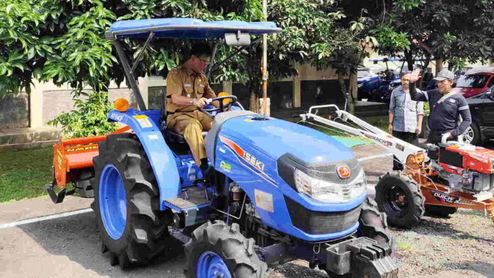 Pemkab Ciamis Salurkan 64 Unit Alsintan untuk Puluhan Kelompok Tani Petani