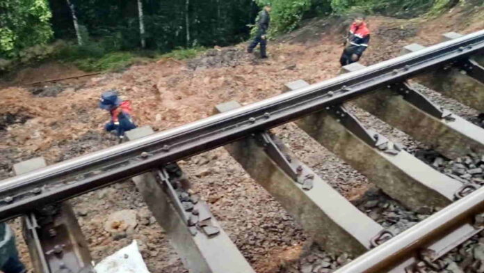 Perjalanan Mudik Terhambat Akibat Tanah Bantalan Rel Kereta Longsor di Tasikmalaya