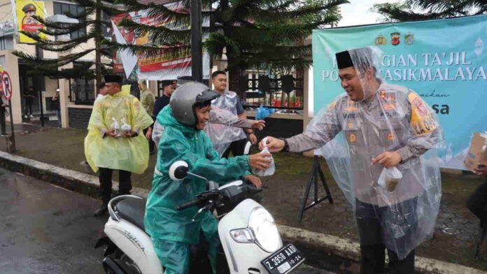 Polisi di Tasikmalaya Rela Kehujanan Bagikan Takjil