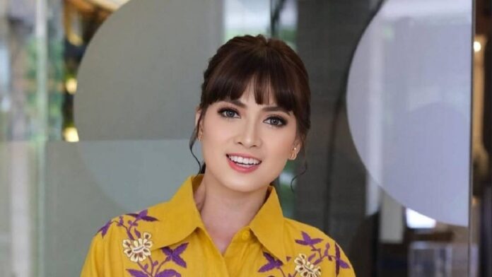 Profil Chika Jessica yang Rela Kurangi Kerjaan demi Merawat Ibu