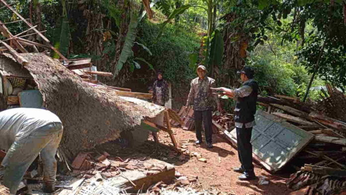 Rumah Lapuk Ambruk