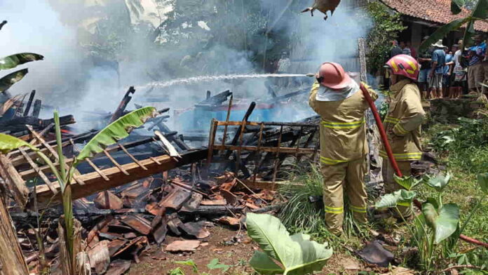 Rumah Semi Permanen Ludes Dilalap Api di Ciamis, Kerugian Capai Rp225 Juta
