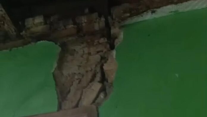 Rumah rusak gempa