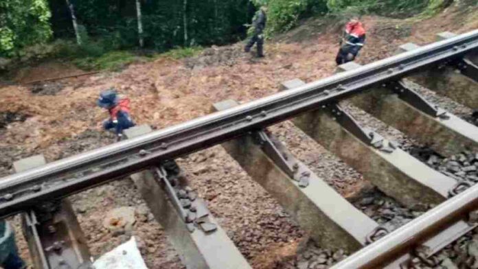 Tanah bantalan rel kereta api longsor