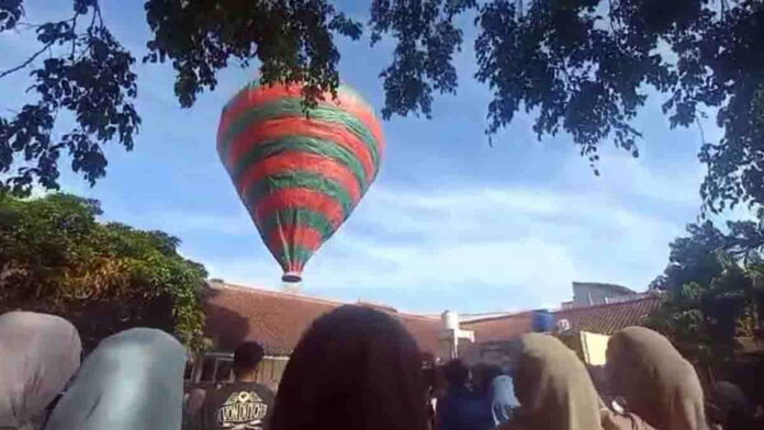 Tradisi Menerbangkan Balon Raksasa
