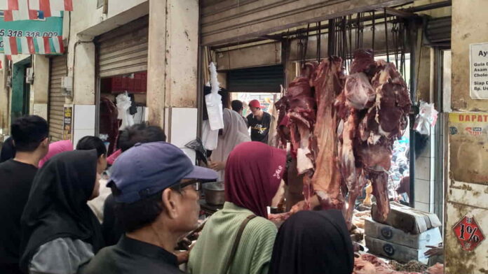 Warga Kota Banjar Berburu Daging Sapi