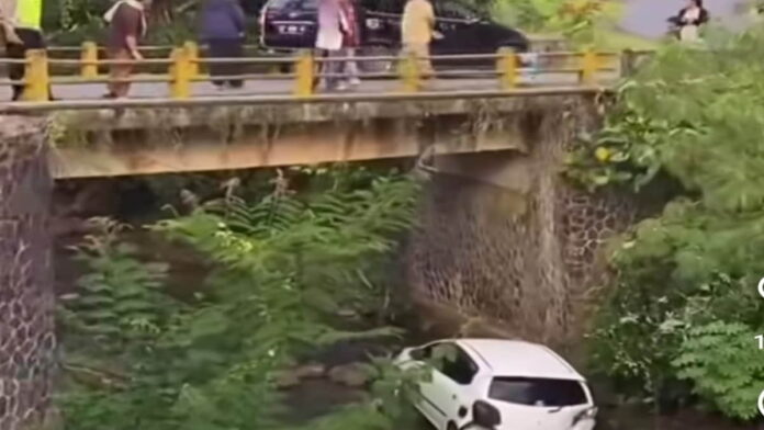 mobil oleng hingga terjun ke sungai di Tasikmalaya