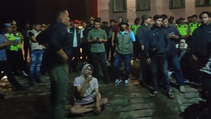 Aksi Nyentrik Aktivis Pria Berdaster Warnai Debat Calon Bupati Tasikmalaya