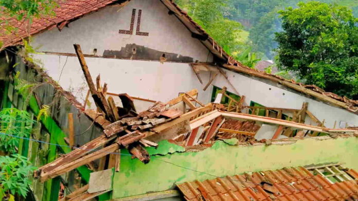Atap Ruang Kelas MI di Sukanagara Ciamis Ambruk Usai Hujan Deras
