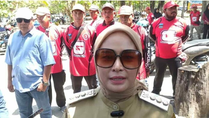Hari Pertama Kerja ASN, Semua SKPD Bersihkan Sampah di Pantai Pangandaran
