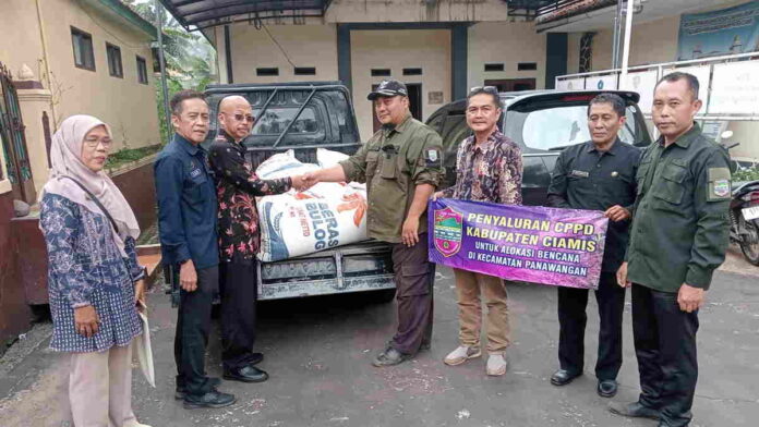 Dinas Pertanian Ciamis Salurkan Bantuan Beras untuk Korban Longsor di Panawangan
