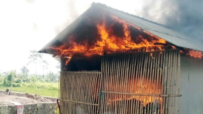 Gudang Kain Hangus Terbakar, Damkar Kota Tasikmalaya Kerahkan 2 Mobil untuk Padamkan Api