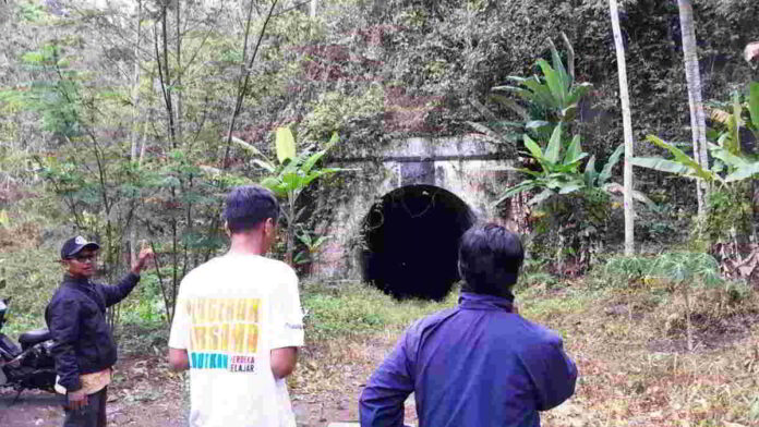 Tiga Terowongan Kereta Api