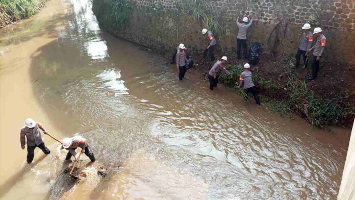 Jadi Langganan Banjir, Petugas Gabungan di Sumedang Bersihkan Sungai Cikeruh