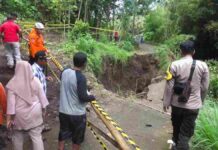 Jalan Penghubung Dua Kecamatan di Sumedang Ambles, Ratusan Warga Terdampak