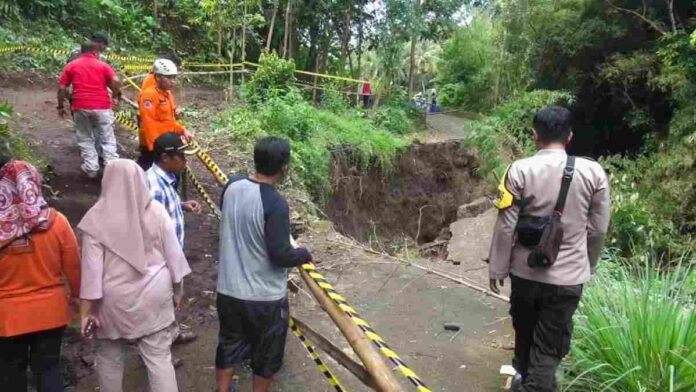 Jalan Penghubung Dua Kecamatan di Sumedang Ambles, Ratusan Warga Terdampak