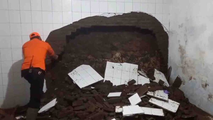 Akibat Sungai Cipeles Meluap, Kantor Kelurahan dan Rumah Warga di Sumedang Dihantam Longsor