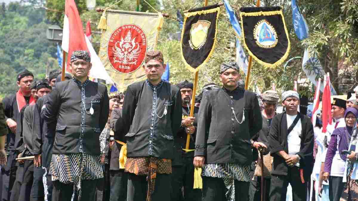 Kirab Panji Mahkota Kemaharajaan Sunda 2025, Menghidupkan Sejarah dan Memperkokoh Identitas Sumedang
