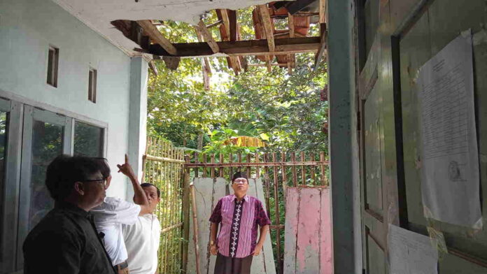 Kunjungi SDN 2 Handapherang Ciamis, Nanang Permana Prihatin Sejumlah Ruangan Lapuk