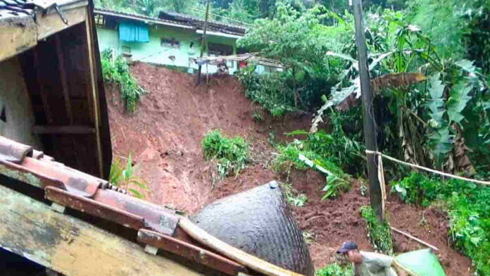 Longsor di Sumedang Terjang Dua Desa, Rusak Rumah Warga Hingga Jebol