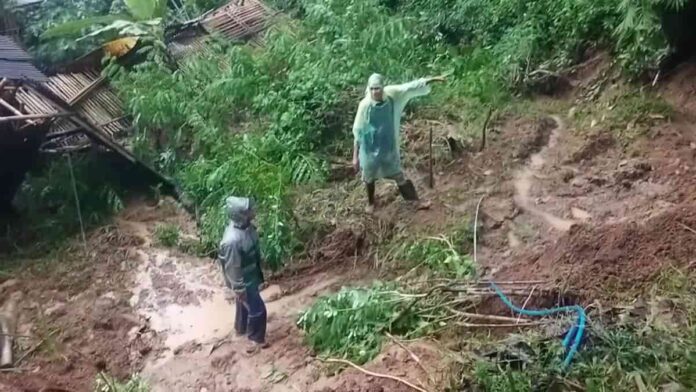 Longsor menimbun rumah dan kandang ayam di Pamarican Ciamis