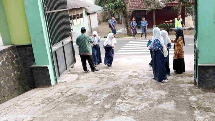 MTsN 7 Ciamis Sosialisasikan Larangan Siswa Bawa Kendaraan ke Sekolah di Gerbang Masuk