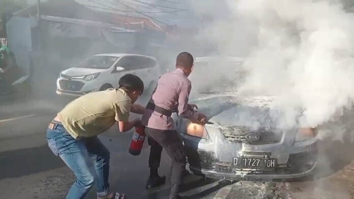 Mobil Sedang Melaju Tiba-tiba Terbakar di Kota Tasikmalaya