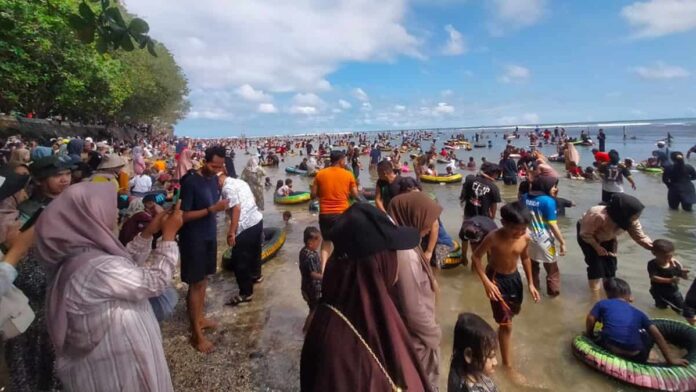 Libur Lebaran, Ribuan Warga Padati Pantai Sindangkerta Tasikmalaya
