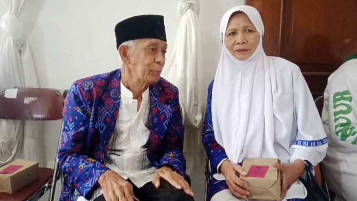 Pasangan Lansia Asal Cimalaka Sumedang Akhirnya Berangkat Haji Setelah Menunggu 10 Tahun