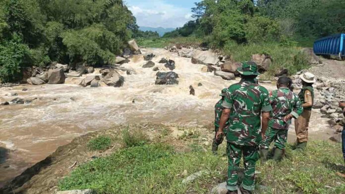 Petugas Gabungan Kembali Cari Korban Hanyut di Sungai Domas Sumedang