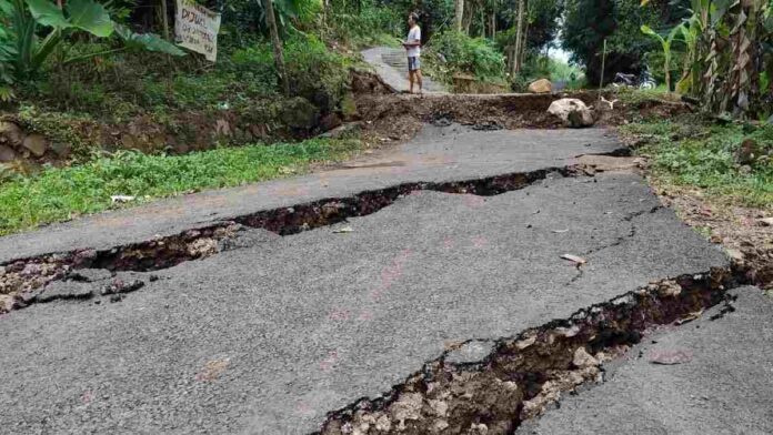 Pergerakan Tanah Ancam Warga Sukaasih Sumedang, Akses Jalan ke Dusun Marasa Ditutup