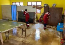Banjir Rendam Ratusan Rumah, Damkar Banjarsari Ciamis Berjibaku Bersihkan Lumpur