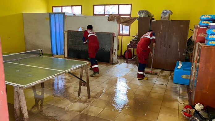 Banjir Rendam Ratusan Rumah, Damkar Banjarsari Ciamis Berjibaku Bersihkan Lumpur