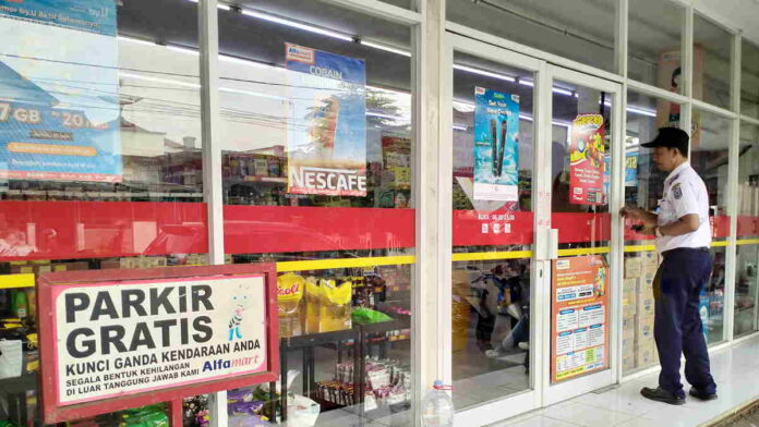 Petugas Gabungan Inventarisir Jukir Ilegal yang Narik Parkir di Minimarket Kota Banjar