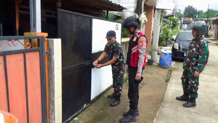 Petugas Gabungan di Sumedang Patroli Rumah Kosong yang Ditinggal Mudik