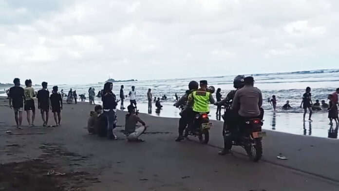 Pengunjung pantai di Cikalong Tasikmalaya