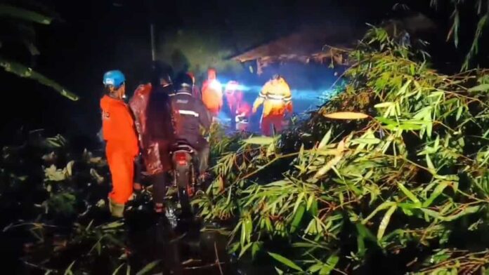 Pohon dan rumpun bambu tumbang tutup jalan Cadas Pangeran Atas Sumedang
