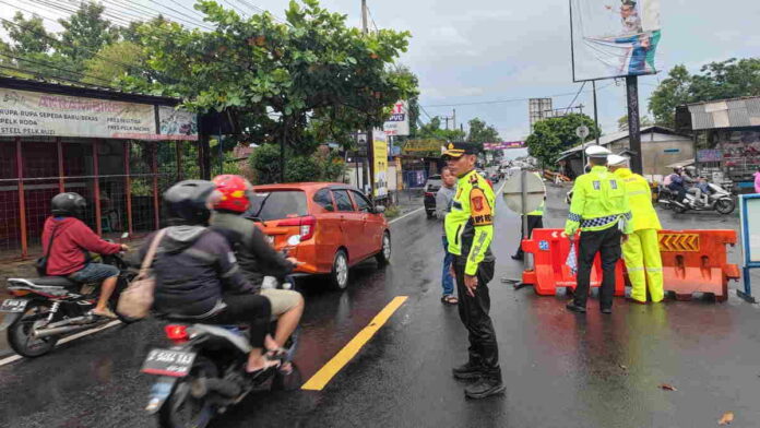 Polres Ciamis Terapkan Rekayasa Lalu Lintas One Way Parsial di Simpang Tiga Sindangkasih