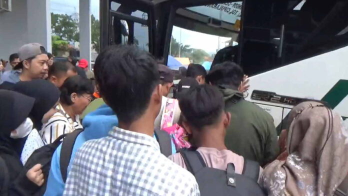 Ratusan Penumpang Berdesakan Naik Bus di Terminal Ciakar Sumedang