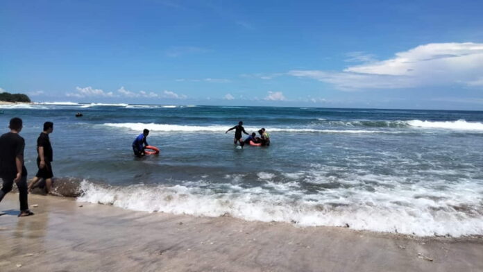Remaja terseret ombak Pantai Karang Papak Garut