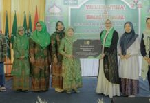 Rina Saadah menyerahkan bantuan aspirasi secara simbolis kepada Muslimat NU Banjaranyar Ciamis