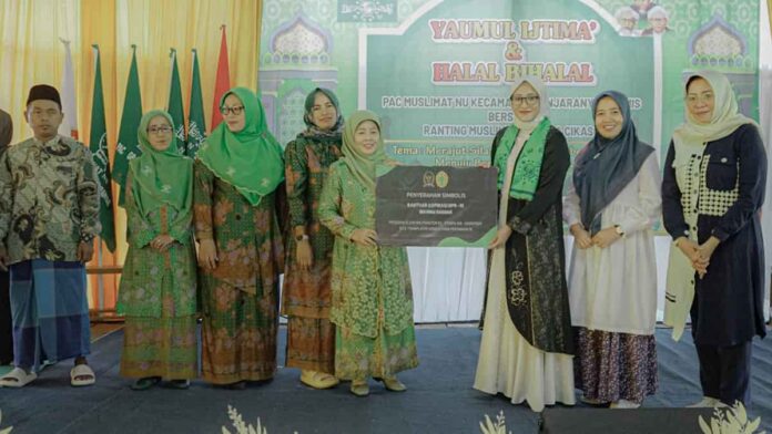 Rina Saadah menyerahkan bantuan aspirasi secara simbolis kepada Muslimat NU Banjaranyar Ciamis