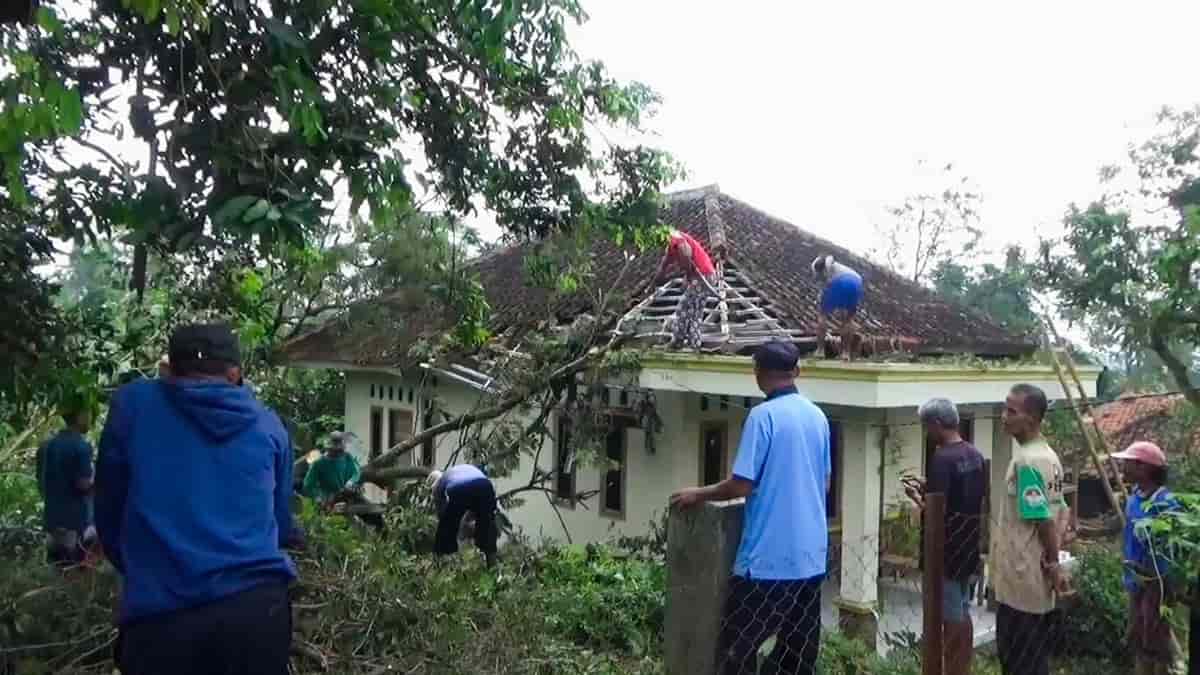 Cerita Warga Sumedang Rumah Rusak karena Angin Puting Beliung, Terpaksa Mengungsi