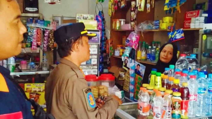 Tekan Peredaran Rokok Ilegal, Satpol PP Sumedang Sisir ke Warung dan Toko