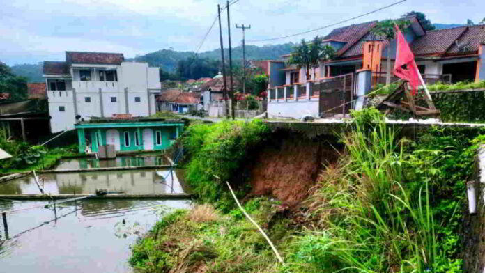 Tanah Penahan Tebing Jalan
