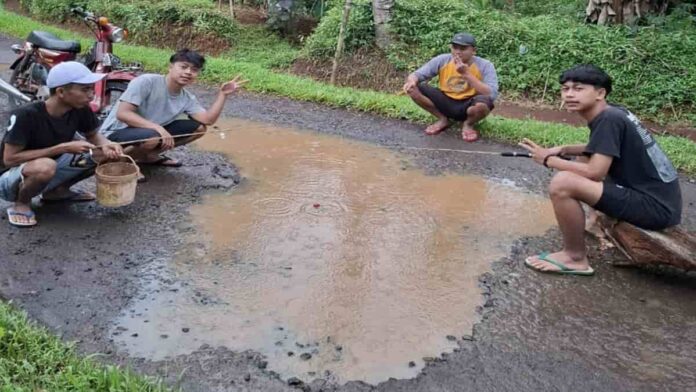 Warga Desa Karangampel Ciamis protes jalan rusak dengan memancing di tengah jalan