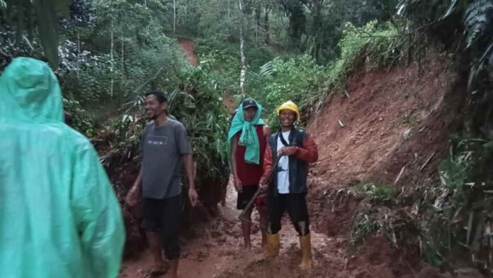 Longsor Tutup Jalan Desa di Langkaplancar Pangandaran