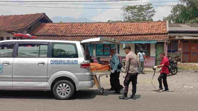 Pemotor terlindas truk tronton