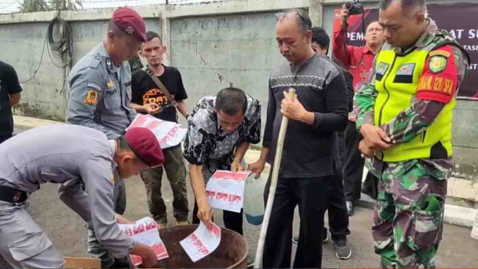 Jelang Pencoblosan PSU Pilkada Kabupaten Tasikmalaya, Ratusan Surat Suara Dibakar